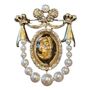 Costume Jewelry Brooch lined with pearls and clear cameo. JB4